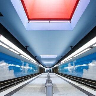( Bild: Christine Dierenbach / Christine Dierenbach / Stadt Nürnberg ) Ganz schön futuristisch ist dieser Bahnhof mit seinen glatten blauen Fliesen. In der U-Bahn-Station Großreuth bei Schweinau hält aber kein ICE, sondern die Pegnitzpfeile genannte U-Bahn-Wagen. Sieben markante Lichtkuppeln leiten Sonnenlicht in den neun Meter tief gelegenen Bahnhof. Der U-Bahnhof Großreuth bei Schweinau nahm am 15. Oktober 2020 den Betrieb auf.