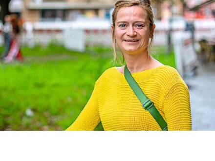 Foto von einer Ehren·amtlichen im neuen Heft Nürnberg Heute 118.