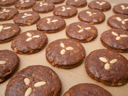 Foto von vielen Lebkuchen auf einem Tisch.