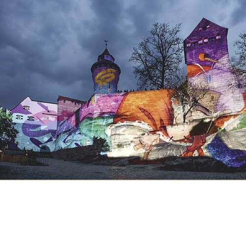Nürnberg Heute Ausgabe 117 "Spektakel, die bleiben". Auf dem Bild ist eine Projektion bei der Blauen Nacht zu sehen. © Stadt Nürnberg