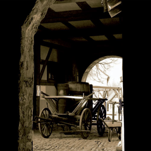 © Birgit Fuder Blick in den Innenhof eines bäuerlichen Fachwerkhauses, in dem ein Holzkaaren steht © Birgit Fuder