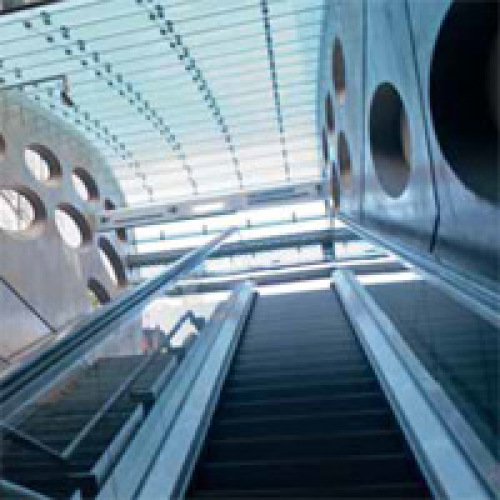 © Christine Dierenbach Blick von unten auf den Aufgang der neuen U-Bahnhaltstelle Kaulbachplatz © Christine Dierenbach