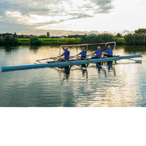 An die Riemen, fertig, los! Der traditionsreiche Ruderverein Nürnberg von 1880 e. V. hat zwei Standorte: am Nürnberger Dutzendteich und in Katzwang am Main-Donau-Kanal. Was den Sport ausmacht? „Ausdauertraining an der frischen Luft, Stressabbau, Teambuilding, Geselligkeit“, zählt Vereinspräsident Reinhard Gabler auf. Rudern überwindet Grenzen, im Kopf und auf dem Wasser, demonstriert das Team um Reinhard Gabler mit Werner Kellermann, Rainer Kötteritz und Frank Schnelle (v. li.) nach dem Fotoshooting. © Christine Dierenbach / Stadt Nürnberg