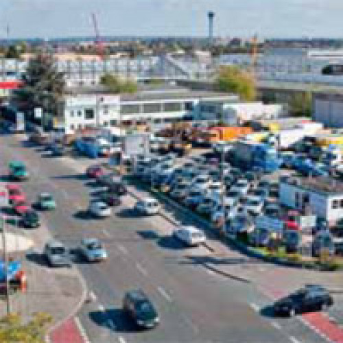 © Christine Dierenbach Schlagader Sigmundstraße: Auf der Brache vorne blüht noch der Autohandel, dahinter wachsen neue Gewerbehallen heran © Christine Dierenbach