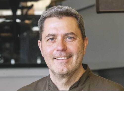 Torte und Jubiläum gehören zusammen wie zwei Seiten einer Medaille. Warum und wie sich ein runder Jahrestag mit einer süßen Kreation gebührend in Szene setzen lässt, weiß Konditormeister Martin Rößler. Der 53-Jährige führt in sechster Generation das Café Beer in der Breiten Gasse. © Christine DIerenbach / Stadt Nürnberg