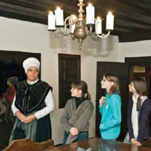 © Ralf Schedlbauer Eine kostümierte Darstellerin mit weißer Haube und langen historischen Gewand führt Kinder durch das Albrecht-Dürer-Hau © Ralf Schedlbauer