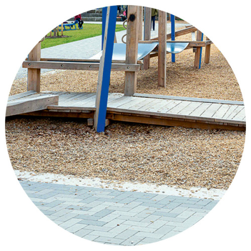 Verschiedene Bodenbeläge auf dem inklusiven Spielplatz in der Annette-Kolb-Anlage. © Christine Dierenbach / Stadt Nürnberg