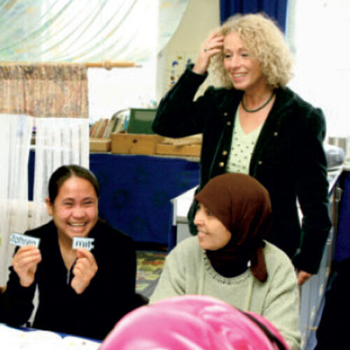 © Mile Cindric Kursteilnehmer lernen mit auseinandergeschnittene Papierstreifen die Schwierigkeiten der deutschen Sprache zu begreifen. © Mile Cindric