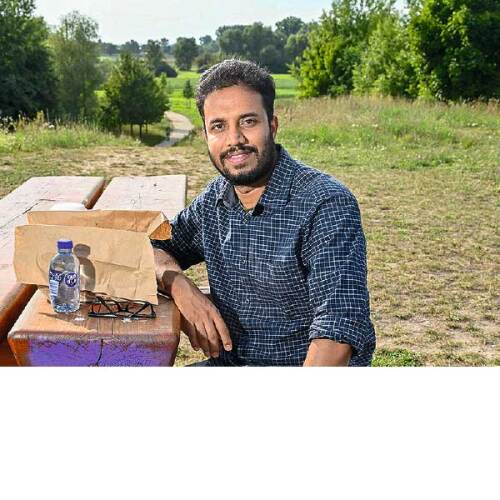 Jahangir Alam kam 2012 als minderjähriger Flüchtling nach Deutschland, arbeitet seit 2020 als Pfleger, betreibt eine Agentur und ist Mitglied im Integrationsrat. © Claus Felix / Stadt Nürnberg