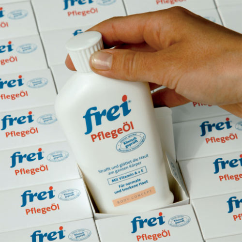 © Guilia Iannicelli Person zieht eine Flasche "frei Plegeöl" aus einem Warenkarton © Guilia Iannicelli