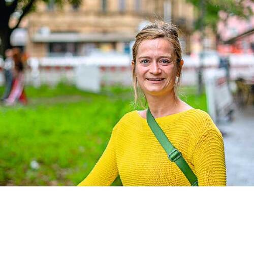 Ob Musikfestival, medizinische Hilfe oder Inklusion – die Möglichkeiten, sich zu engagieren, sind grenzenzlos. Und unbezahlbar. Fünf Ehrenamtliche erzählen, warum sie freiwillig anpacken und Brücken bauen. Seit zwei Jahren ist Luisa Angebrandt ehrenamtliche Schatzmeisterin beim Allgemeinen Deutschen Fahrradclub (ADFC) Kreisverband Nürnberg e. V. © Masha Tuler / Stadt Nürnberg