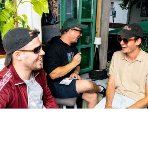 Kaiserburg, der Club, Piknik Pide, fahrerlose U-Bahn: In den Liedern der Edlen Brüder taucht Nürnberg in all  seinen Facetten auf – mit einer ordentlichen Portion Selbstironie, aber viel unironischer Liebe für ihre Stadt. Ein Gespräch mit (v. li.) Bertolt Knecht, Saxofon-Legende DJ Mario Ramazzotti und Giuseppe Amore. © Christine Dierenbach / Stadt Nürnberg