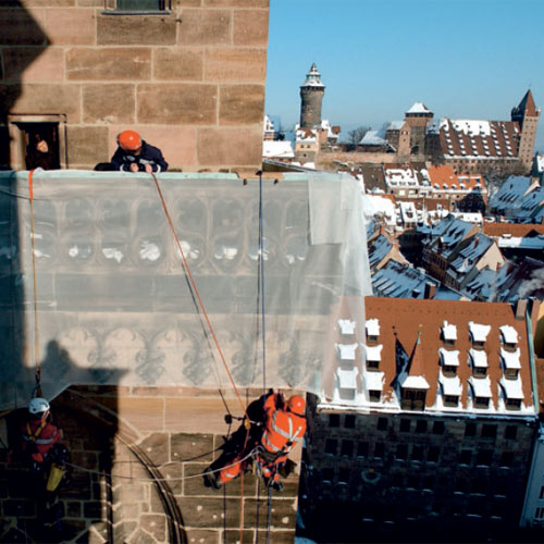 © Roland Fengler Zwei Gerüstarbeiter auf der Dauerbaustelle der St. Sebaldus Kirche © Roland Fengler