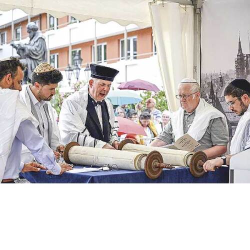Nürnberg Heute Ausgabe 117 Sichtbare Spuren jüdischen Lebens: Während des Deutschen Evangelischen Kirchentags 2023 in Nürnberg hielt Rabbiner Steven Langnas (Mitte) einen Gottesdienst am Standort der 1938 zerstörten Synagoge. © Pia Bayer, dpa