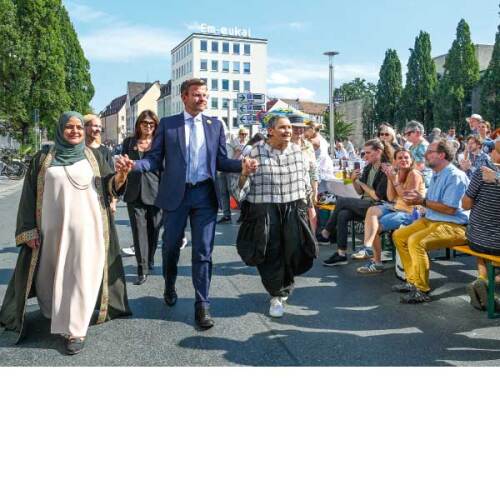 Oberbürgermeister Marcus König mit den Preisträgerinnen Laila AlSheikh (li.) und Robi Damelin (re.) bei der Friedenstafel; im Hintergrund: OB-Gattin Anke König (li.) und Jury-Mitglied und Schauspielerin Iris Berben. © Christine Dierenbach / Stadt Nürnberg