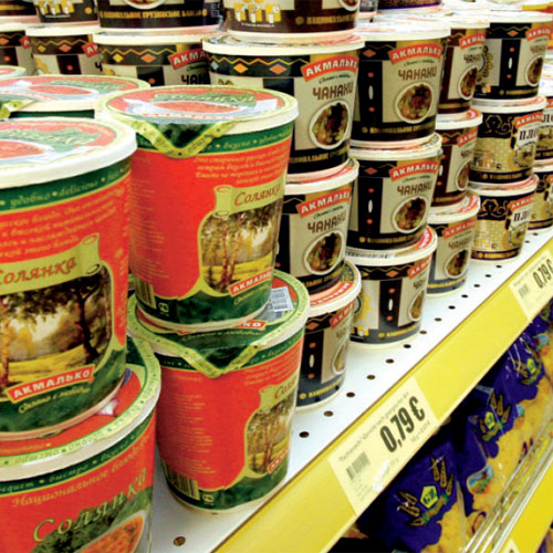 © Michael Matejka gestapelte Essensdosen im Supermarktregal © Michael Matejka