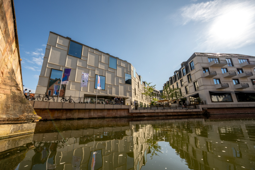 Foto: Zukunftsmuseum von der Pegnitz aus aufgenommen., Bild © Christine Dierenbach / Stadt Nürnberg