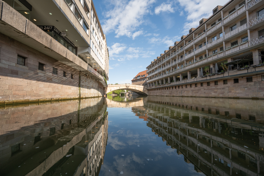 Foto: Blick über die Pegnitz auf die Fleischbrücke. An beiden Seiten Einkaufspassagen., Bild © Christine Dierenbach / Stadt Nürnberg
