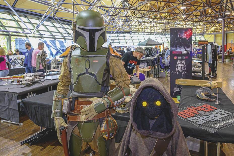 Laserschwerter in fernen Galaxien schwingen, mit der Armbrust ein Ziel visieren oder Musik am liebsten analog genießen. Gemeinsam für ein Hobby brennen, das zusammenschweißt. Dem Vereinsmotto sind keine Grenzen gesetzt. Auch wenn es um hüllenlose Bräune geht.