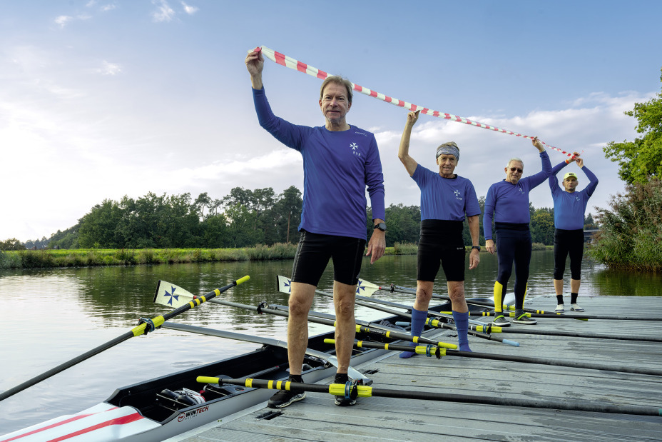 An die Riemen, fertig, los! Der traditionsreiche Ruderverein Nürnberg von 1880 e. V. hat zwei Standorte: am Nürnberger Dutzendteich und in Katzwang am Main-Donau-Kanal. Was den Sport ausmacht? „Ausdauertraining an der frischen Luft, Stressabbau, Teambuilding, Geselligkeit“, zählt Vereinspräsident Reinhard Gabler auf. Rudern überwindet Grenzen, im Kopf und auf dem Wasser, demonstriert das Team um Reinhard Gabler mit Werner Kellermann, Rainer Kötteritz und Frank Schnelle (v. li.) nach dem Fotoshooting.