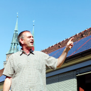 Klimaschutzbeauftragter Wolfgang Müller vor einer Solaranlage