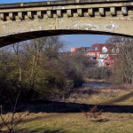 Wohnen nahe am Wasser bieten diese Häuser im Stadtwesten. Die Eisenbahnbrücke ist eine von 38 Brücken, die Nürnbergs Stadthälften verbinden.