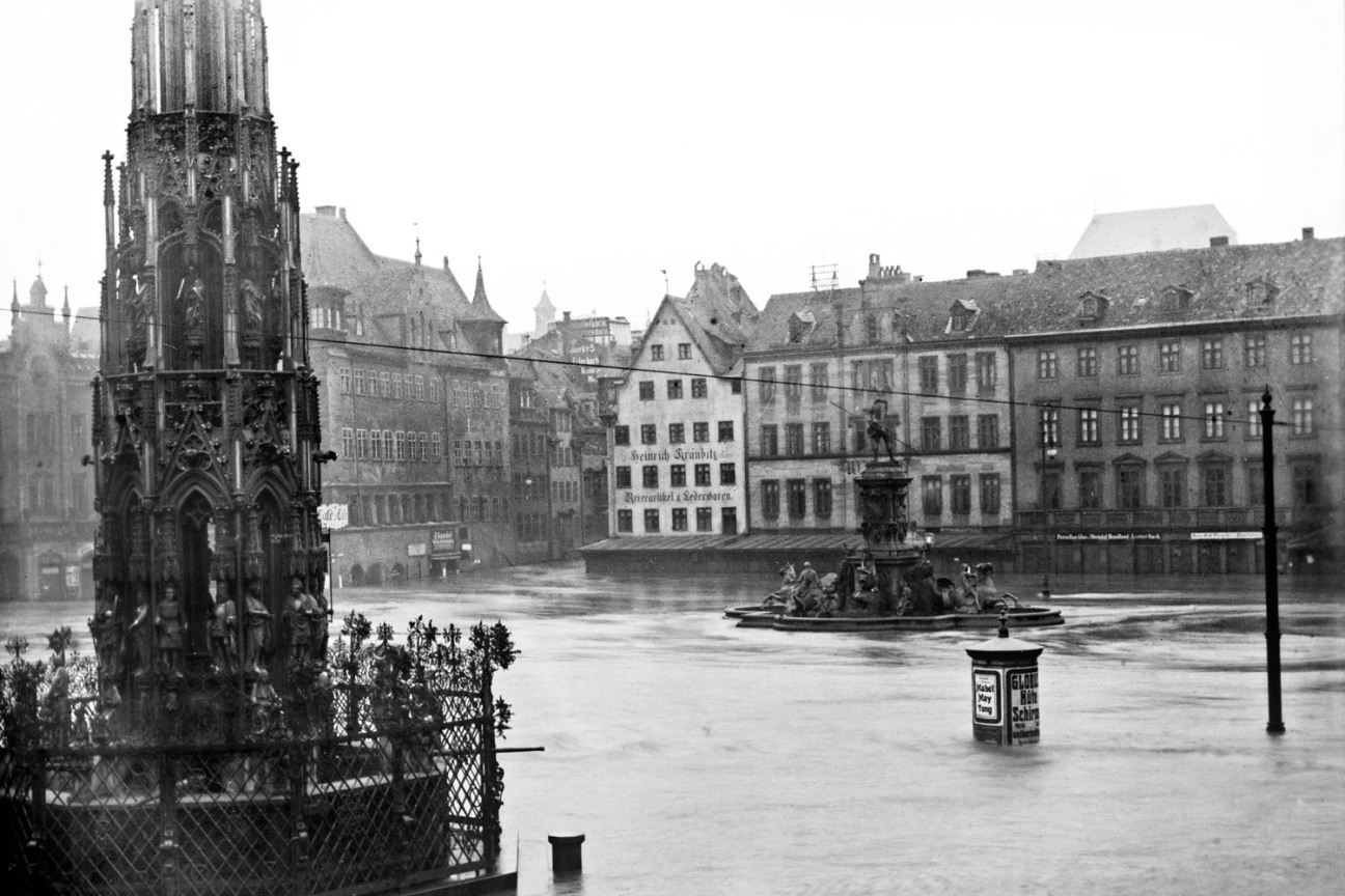 Bild © Stadtarchiv Hochwasser am Hauptmarkt 1909, Bild © Stadtarchiv