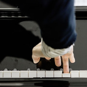 Hand auf Klaviertaste