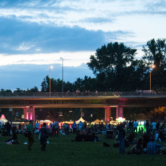 ( Bild: Christine Dierenbach / Stadt Nürnberg ) Unter der Theodor-Heuss-Brücke feiern Musikliebhaber jedes Jahr beim Brückenfestival.