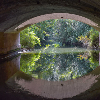 ( Bild: Christine Dierenbach / Stadt Nürnberg ) Am Kasemattentor fließt das Wasser unter der mittelalterlichen Stadtbefestigung in die Altstadt.