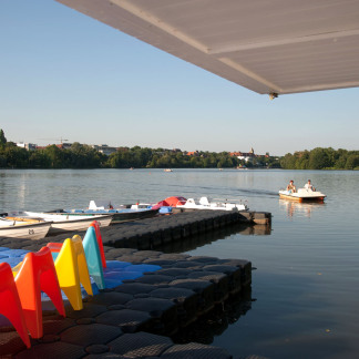 ( Bild: Christine Dierenbach / Stadt Nürnberg ) Tretboot- und Ruderbootfahren gehören zu den Freizeitangeboten rund um den See.