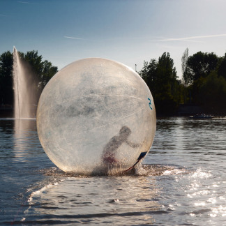 ( Bild: Christine Dierenbach / Stadt Nürnberg ) Wer geschickt genug ist, kann sogar übers Wasser gehen.