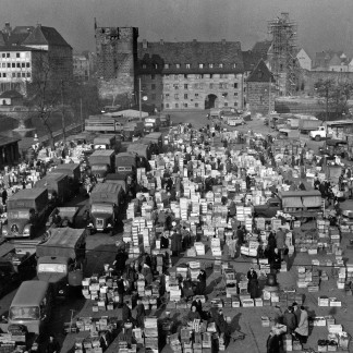 ( Bild: Stadtarchiv / Stadt Nürnberg ) Auf der Insel Schütt fand seit 1917 der Großmarkt für Obst und Gemüse statt. Die Aufnahme entstand im März 1959, kurz vor dem Umzug an den heutigen Standort im Stadtteil Gaismannshof.