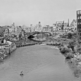 ( Bild: Stadtarchiv / Stadt Nürnberg ) In der im Zweiten Weltkrieg schwer zerstörten Altstadt tummelten sich die Kinder im Sommer am Fluss. Die Aufnahme, die wahrscheinlich 1946 entstand, zeigt einen Jungen in einem zum sogenannten „Stuka-Boot“ umgewandelten Flugzeugtank eines Militärfliegers.