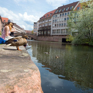 ( Bild: Christine Dierenbach / Stadt Nürnberg ) Auf der Liebesinsel kann man sich gut für ein Päuschen niederlassen. Am gegenüberliegenden Ufer nimmt ein Stollen bei Starkregen das Wasser auf und schützt so vor Hochwasser.