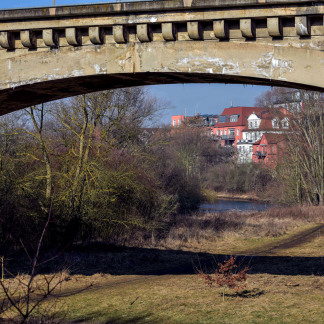 ( Bild: Christine Dierenbach / Stadt Nürnberg ) Wohnen nahe am Wasser bieten diese Häuser im Stadtwesten. Die Eisenbahnbrücke ist eine von 38 Brücken, die Nürnbergs Stadthälften verbinden.