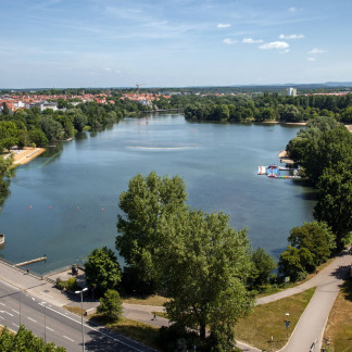 ( Bild: Christine Dierenbach / Stadt Nürnberg ) Als Naherholungsgebiet und zum Hochwasserschutz legte der Freistaat zwischen 1968 und 1981 den 2,5 Kilometer langen Stausee an.
