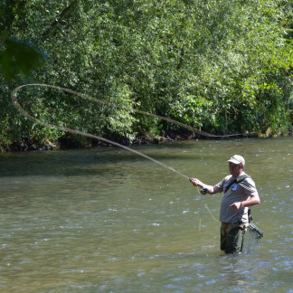 ( Bild: Christine Dierenbach / Stadt Nürnberg ) Günter Haspel vom Fischereiverein Nürnberg beim Fliegenfischen am ehemaligen Industriegut Hammer.