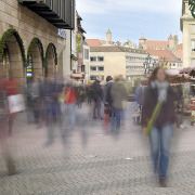Menschen in der Fußgängerzone in Nürnberg.
