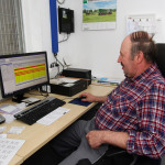 Im modernen Stall mit Melkroboter hat der Computer Einzug gehalten. Karl-Heinz Amm kontrolliert vom Schreibtisch aus, wie viel Milch seine Kühe geben.