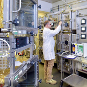 Volker Mendrok arbeitet an Emissionsprüfkammern. Hier können unter kontrollierten Bedingungen etwa Geruchsemissionen bestimmt werden.