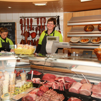( Bild: Mile Cindric / Stadt Nürnberg ) Metzgermeisterin Elisabeth Ebersberger (re.) verkauft zusammen mit einer Mitarbeiterin im eigenen Bauernladen in Großgründlach.