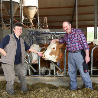 ( Bild: Mile Cindric / Stadt Nürnberg ) Renate und Karl-Heinz Amm halten auf ihrem Bauernhof in Nürnberg-Mühlhof Milchkühe und Kälber.