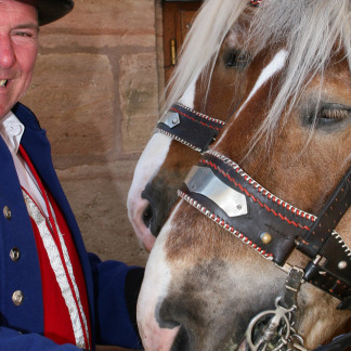 ( Bild: Mile Cindric / Stadt Nürnberg ) Heinz Lehneis kann sich ein Leben ohne seine Rheinischen Kaltblüter nicht vorstellen.