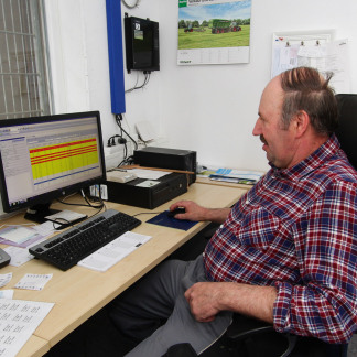 ( Bild: Mile Cindric / Stadt Nürnberg ) Im modernen Stall mit Melkroboter hat der Computer Einzug gehalten. Karl-Heinz Amm kontrolliert vom Schreibtisch aus, wie viel Milch seine Kühe geben.
