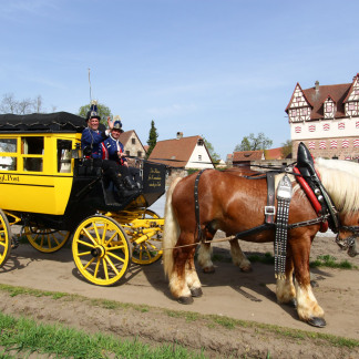 ( Bild: Mile Cindric / Stadt Nürnberg ) Mit den Postkutschen des Museums für Kommunikation ist Heinz Lehneis nicht nur zur Christkindlesmarktzeit unterwegs.