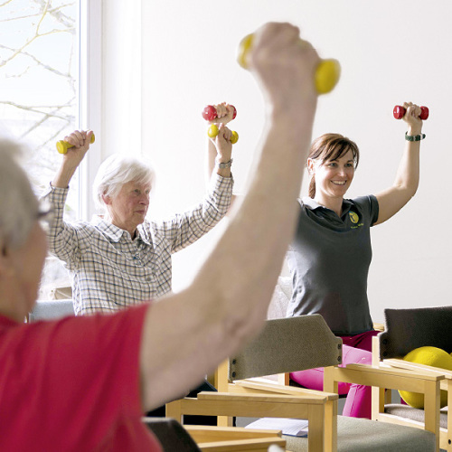 © Gemeinsam statt einsam Krafttraining, wie hier im Seniorennetzwerk St. Jobst, Erlenstegen, hält fit. © Gemeinsam statt einsam