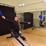 Artistin Verena Konietschke balanciert auf einem straff gespannten Stahlseil im Zirkuslabor des Z-Baus.