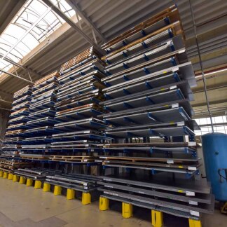 Stahlblech-Rohlinge im Aufzugswerk von Schmitt und Sohn.