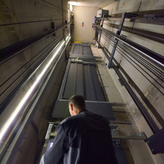 Blick in den Aufzugsschacht nach oben.